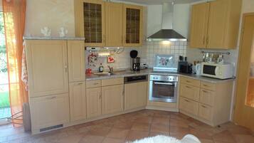 KĂŒhlschrank, Mikrowelle, GeschirrspĂŒler, Toaster