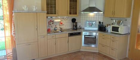 Kühlschrank, Mikrowelle, Geschirrspüler, Toaster