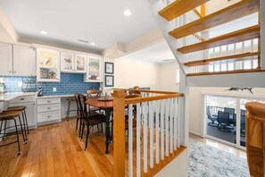 Dining - Wild Bay Landing 504 -8 -luxury bayfront 3 bedroom @ 32nd St (Ocean City)