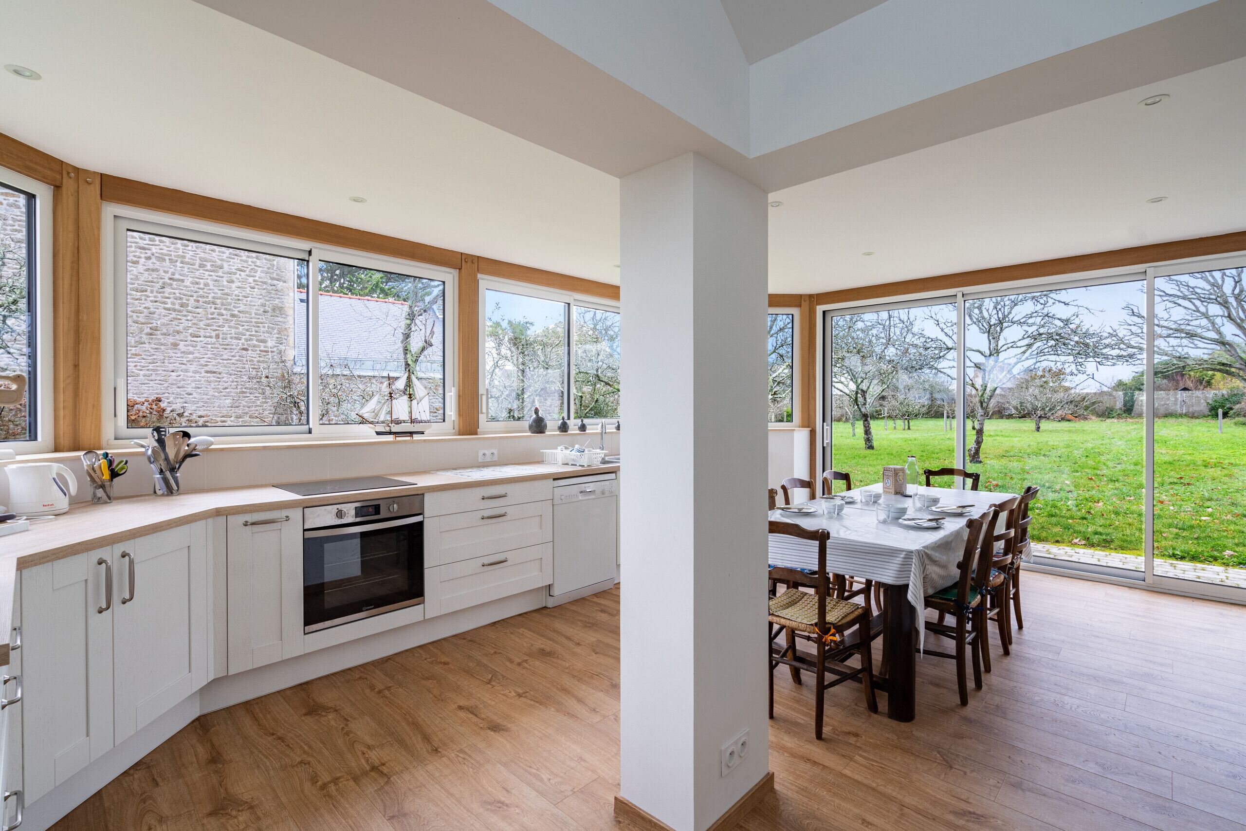 Een koelkast, een microgolfoven, een oven, een vaatwasser