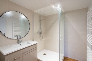 Bathtub, hair dryer