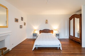 2 chambres, fer et planche à repasser