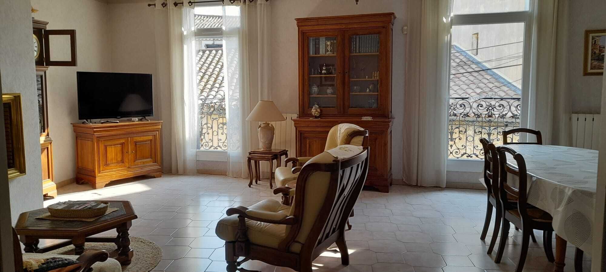 Una Smart TV, una chimenea, libros