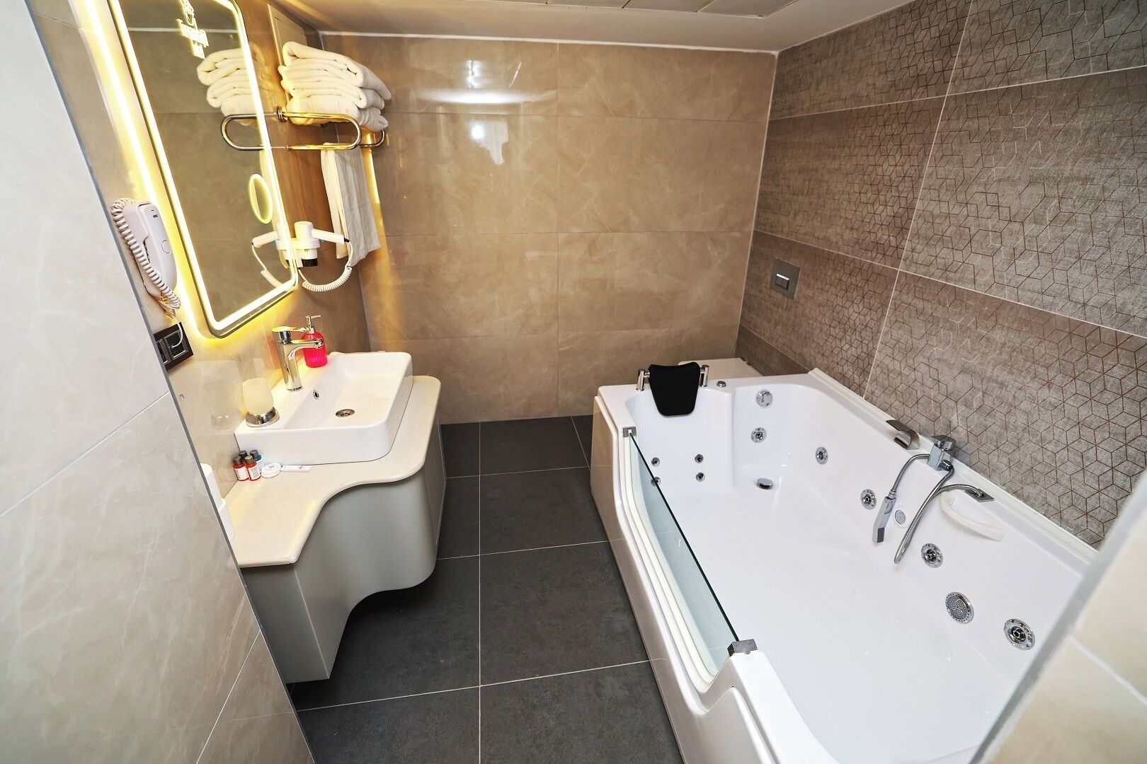 Suite ejecutiva | Baño | Secador de pelo, zapatillas, toallas y jabón