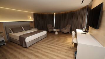 Suíte executiva | Frigobar, cofres nos quartos, espaço de trabalho para notebook