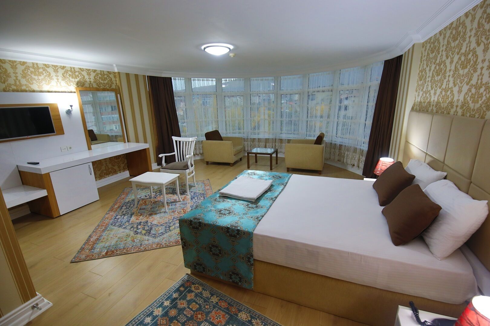 Family Studio Suite | Minibar, in-room safe, laptop workspace, free WiFi