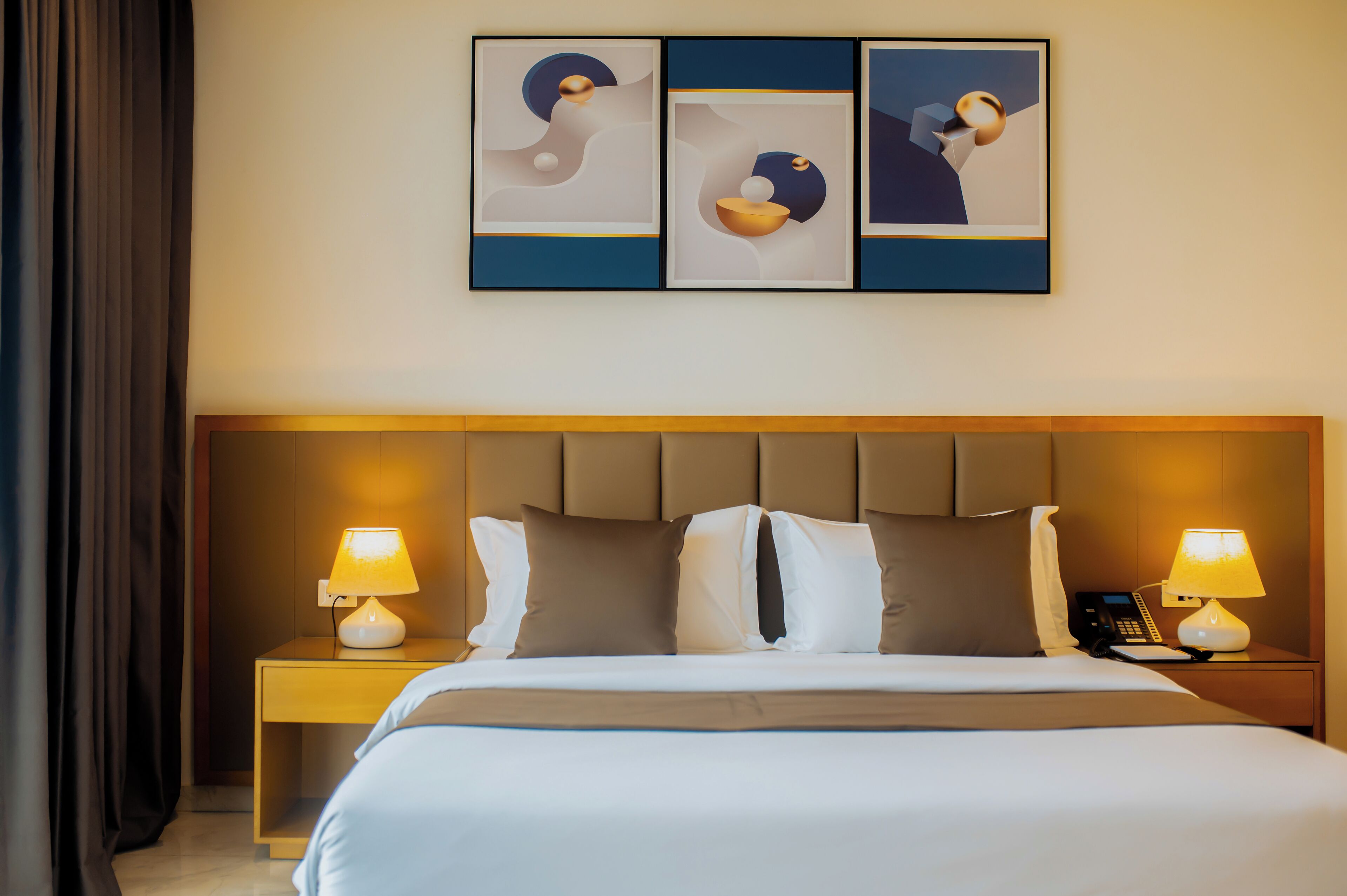 Roba de llit d'alta qualitat, cobrellits i minibar 