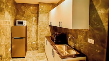 Family Room | Private kitchen | Coffee/tea maker, electric kettle, paper towels, dining tables