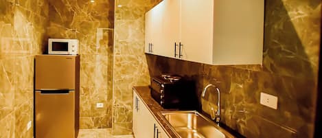 Habitación familiar | Cocina privada | Cafetera y tetera, tetera eléctrica, toallas de papel y comedor