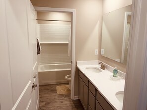 Regadera, toallas, jabón 