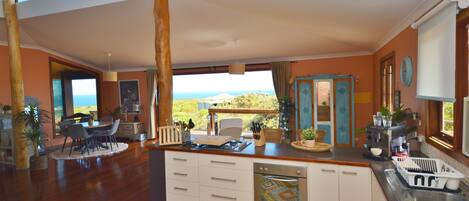 Kjøleskap, mikrobølgeovn, ovn og kaffetrakter/tekoker