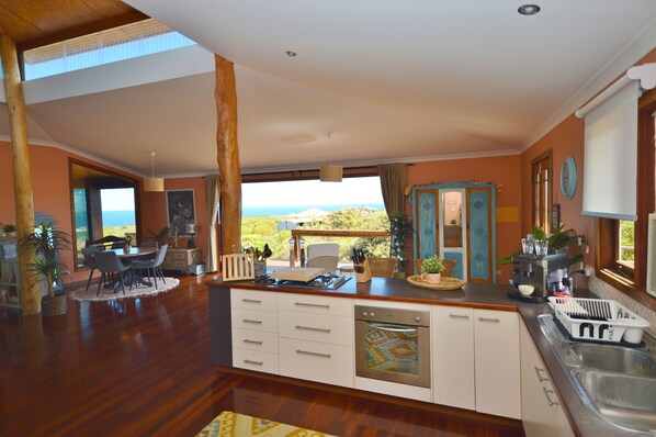 Jääkaappi, mikroaaltouuni, uuni, kahvin-/teenkeitin