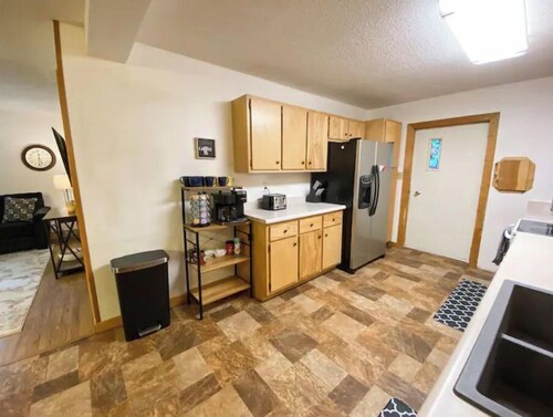 Spacious 4 BR with theater, close to Airport