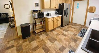 Spacious 4 BR with theater, close to Airport