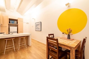Basic Apartment, 1 Queen Bed | Dining