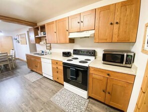 Frigorifero, microonde, forno, piano cottura