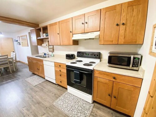 Large/Cozy 4 BR, close to Airport