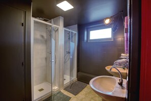 Douche, sèche-cheveux, shampoing, papier toilette
