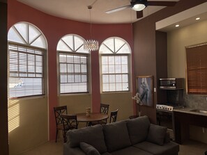 Deluxe Single Room | Living area