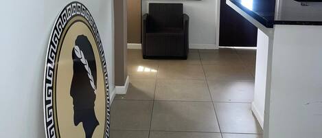 Una cocina moderna con encimera negra y una silla oscura.