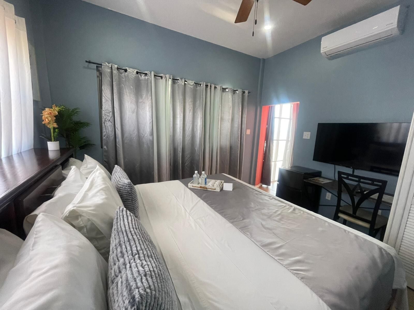 ستائر تعتيم ومكواة/لوح كي وواي فاي مجانًا