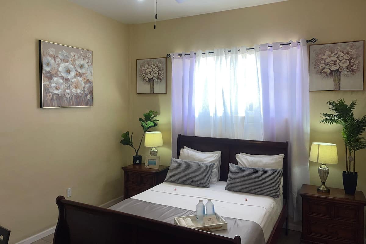 Verdunkelungsvorhänge, Bügeleisen/Bügelbrett, kostenloses WLAN