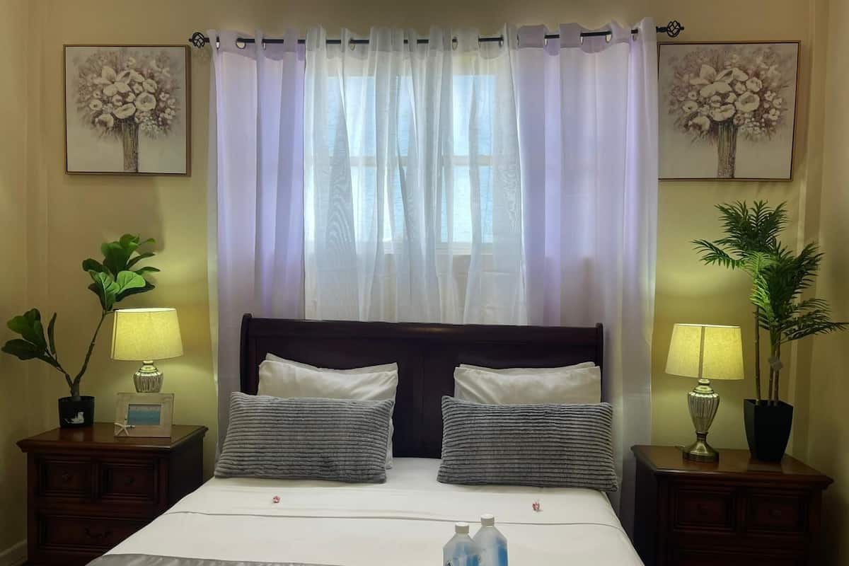 Rideaux dâobscurcissement, fer et planche Ă repasser