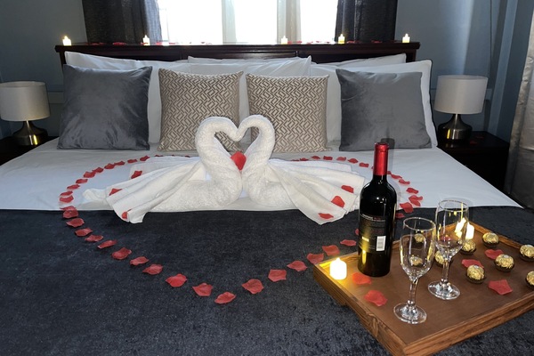 Habitación individual Deluxe | Cortinas blackout, tabla de planchar con plancha y wifi gratis