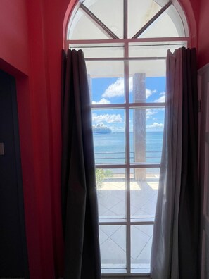 ستائر تعتيم ومكواة/لوح كي وواي فاي مجانًا