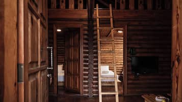 Mobiliario individual, tabla de planchar con plancha, ropa de cama