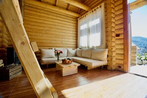 Bungalou prèmium | Sala d'estar | Televisor LCD de 32 polzades amb canals per satèl·lit i televisor 