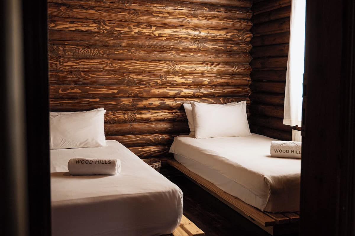 Ameublement personnalisé, fer et planche à repasser, draps fournis