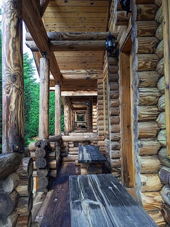 Muebles diferentes, tabla de planchar con plancha y ropa de cama