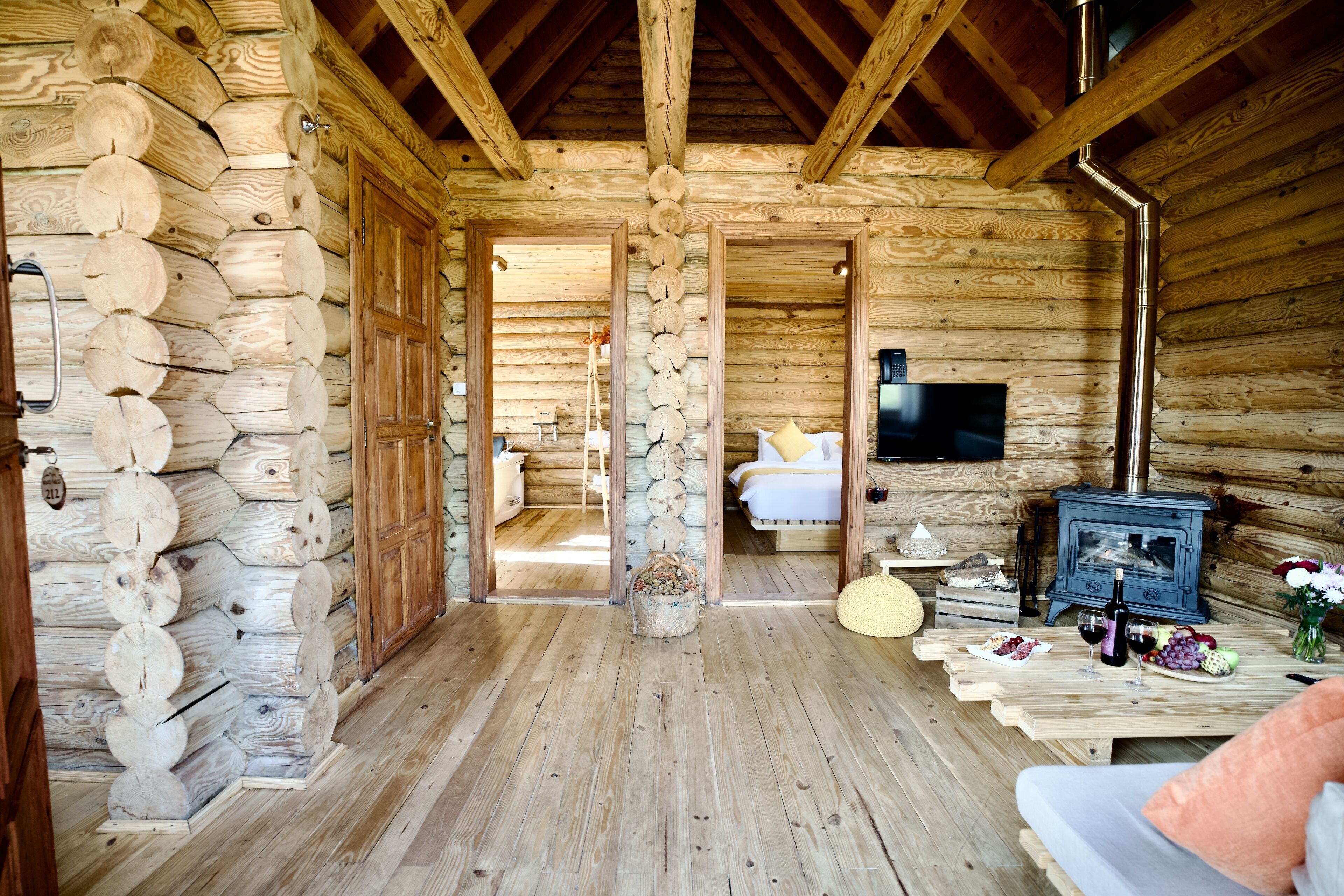 Royal Bungalow Pool View | リビング エリア | 32 インチの液晶テレビ (衛星放送視聴可)、テレビ