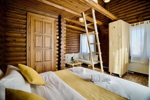 Mobiliario individual, tabla de planchar con plancha, ropa de cama