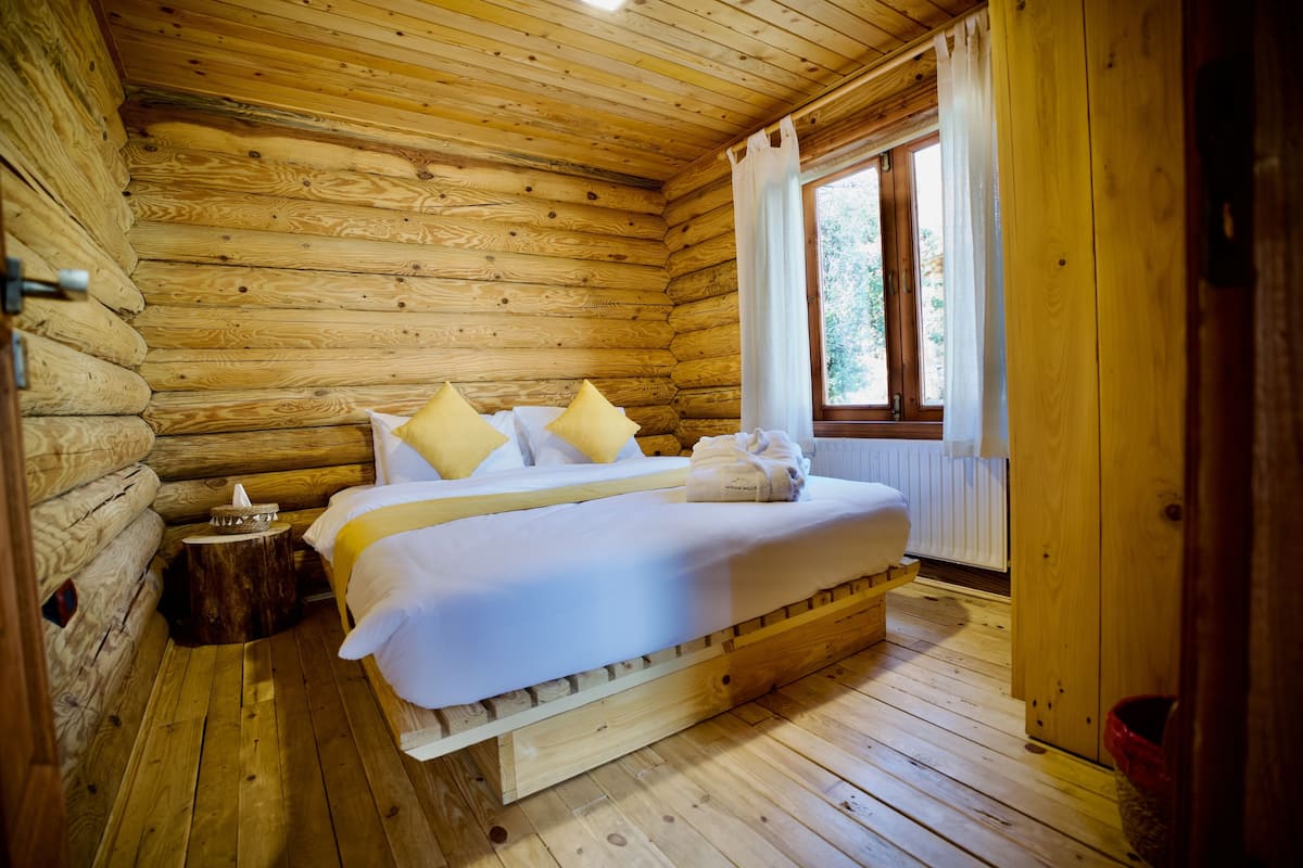 Royal Bungalow Pool View | Yksilöllisesti kalustettu, silitysrauta/-lauta, vuodevaatteet