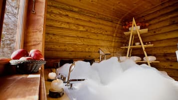 Royal Bungalow Pool View | Salle de bain | Douche, chaussons, serviettes fournies, savon