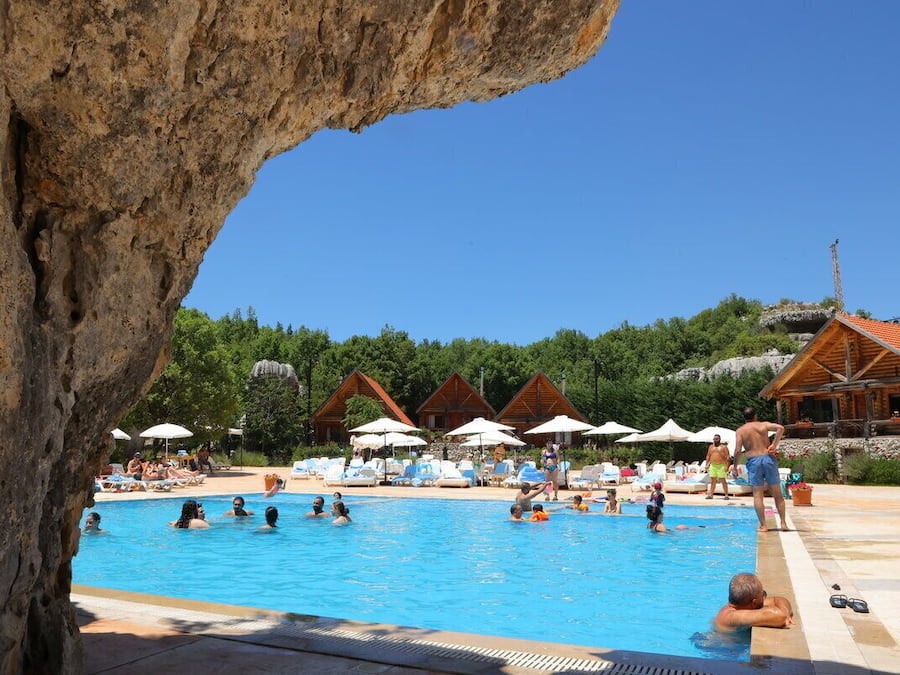 Una piscina al aire libre de temporada