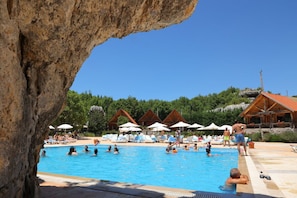 Una piscina al aire libre de temporada
