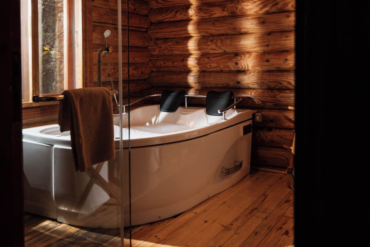 Royal Bungalow Pool View | Salle de bain | Douche, chaussons, serviettes fournies, savon