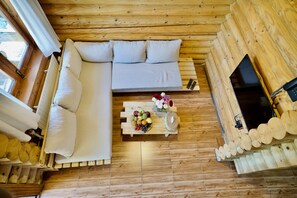 Estudi exclusiu | Sala d'estar | Televisor LCD de 32 polzades amb canals per satèl·lit i televisor 