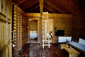 Muebles diferentes, tabla de planchar con plancha y ropa de cama 