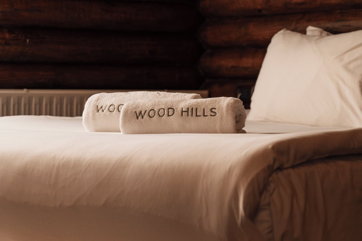 Muebles diferentes, tabla de planchar con plancha y ropa de cama