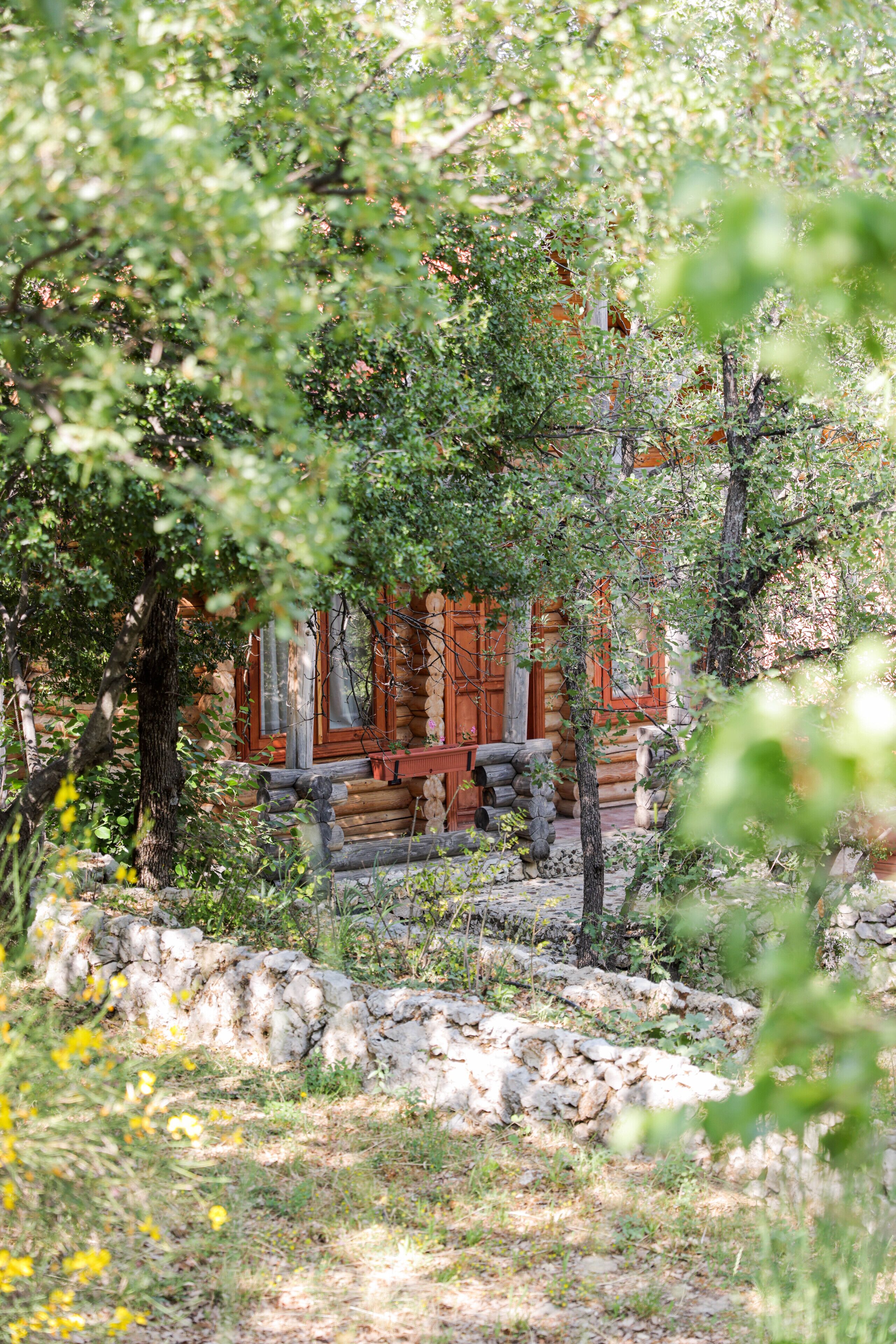 Muebles diferentes, tabla de planchar con plancha y ropa de cama 