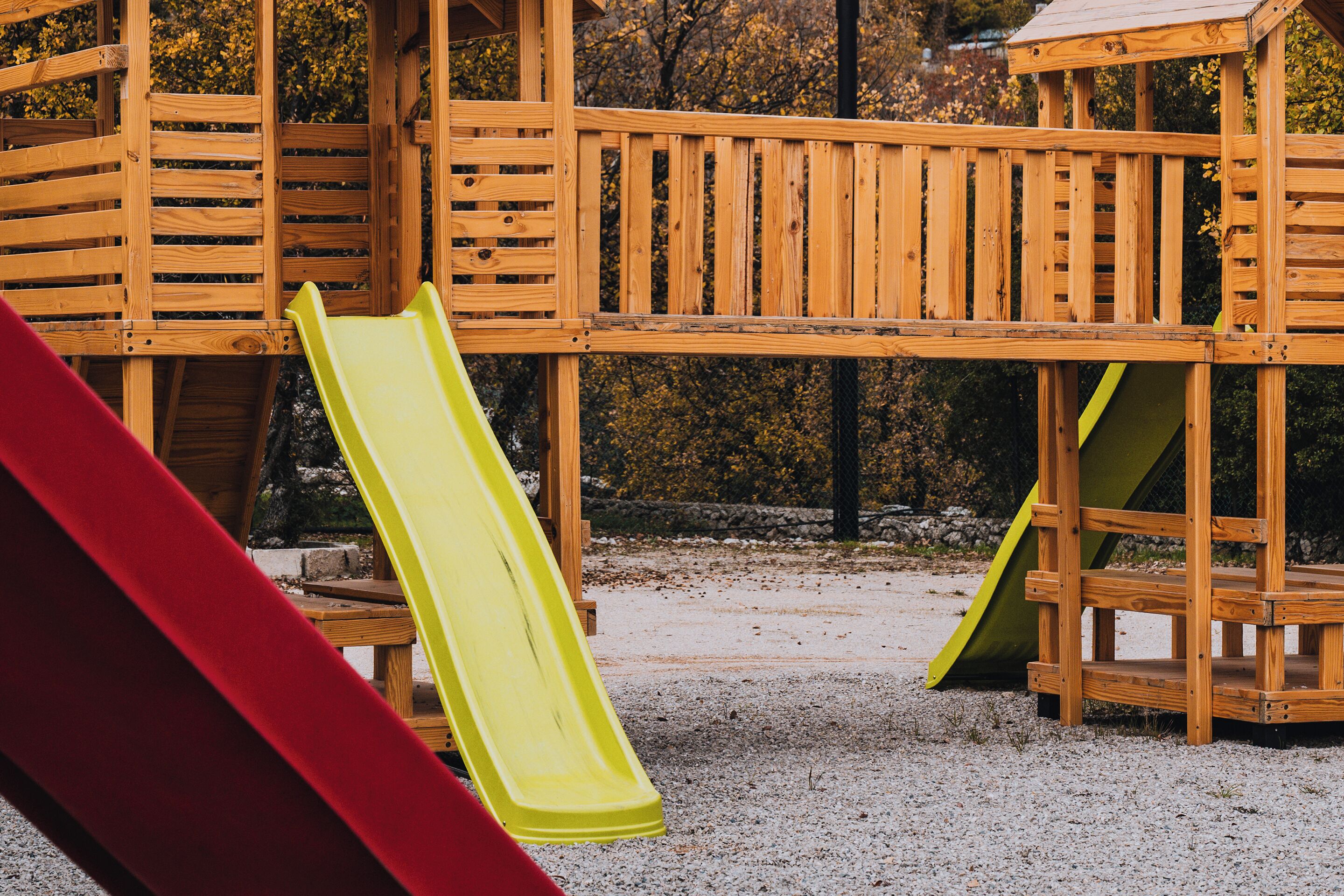 Une structure de jeu en bois dotée de deux toboggans.