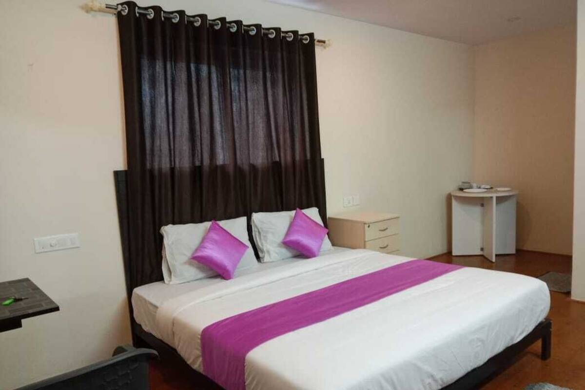 Deluxe Double Room | In-room safe, desk, laptop workspace, iron/ironing board (on request)