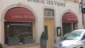 Die Fassade des Loiseau des Vignes Gebäudes, mit dem Namen über dem Eingang.