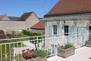 Property grounds - Luxury vigneron's home, secluded garden, a/c, in prestigious Puligny Montrachet  (Puligny-Montrachet)
