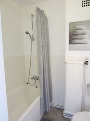 Haartrockner, Handtücher, Seife, Toilettenpapier