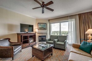 Smart TV, lareira, DVD player, aparelho de som